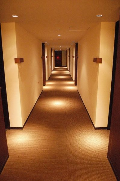 ビジネスホテルの廊下